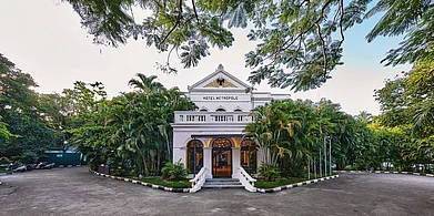 Royal Orchid Metropole : The hotel blends colonial pillars and arches with modern comforts