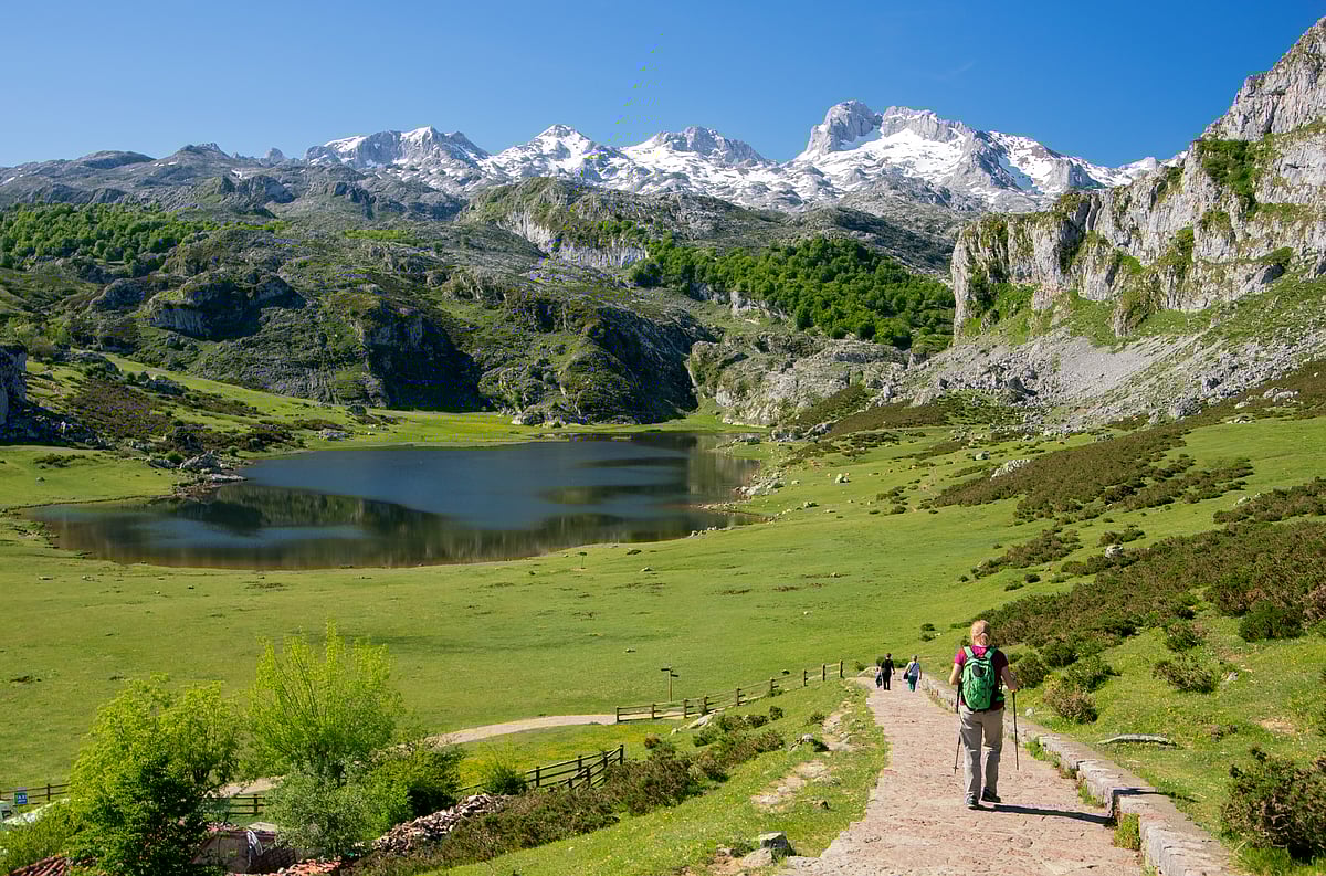 The route takes you to high mountain landscapes and glacial lakes