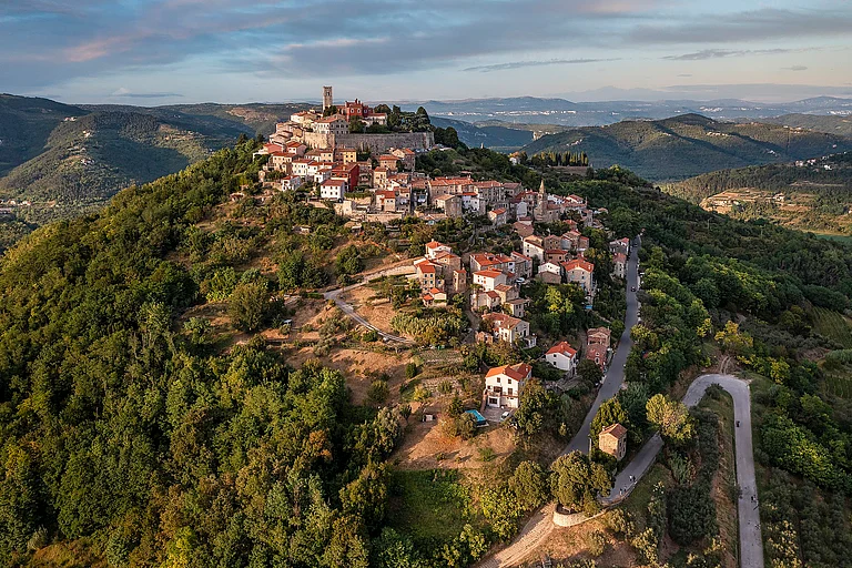 Aerial view of the Croatian town Motovun - Ekaterina Polischuk/Wiki Commons