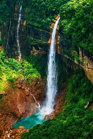Shutterstock : The Nohkalikai Falls of Meghalaya in Cherrapunji