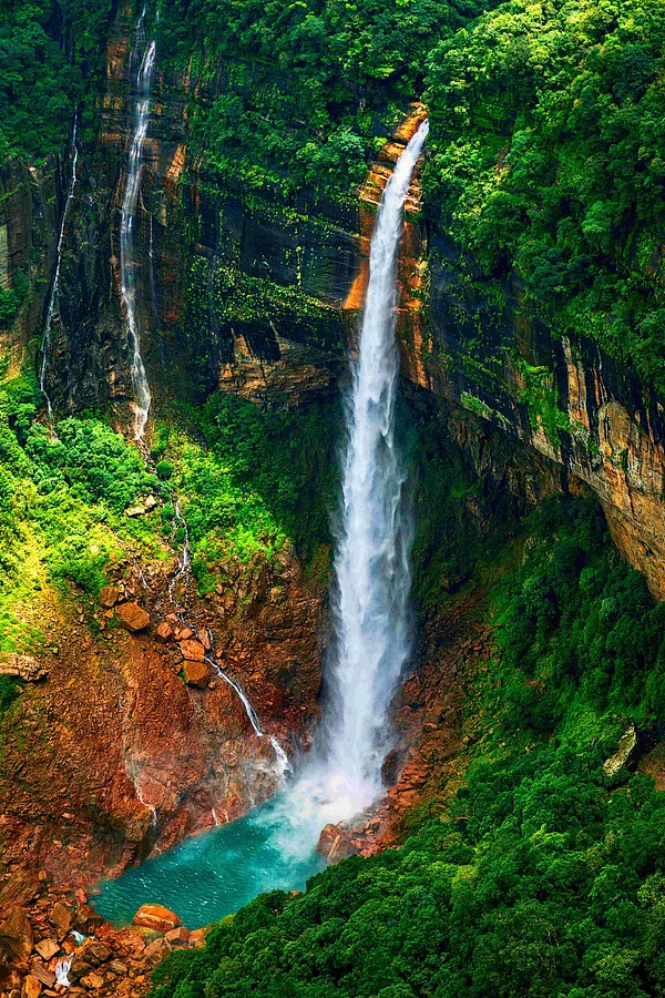 Shutterstock : The Nohkalikai Falls of Meghalaya in Cherrapunji
