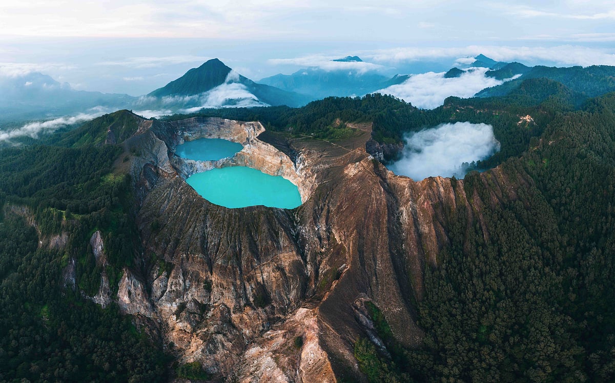 Shutterstock : The crater lakes atop Mount Kelimutu