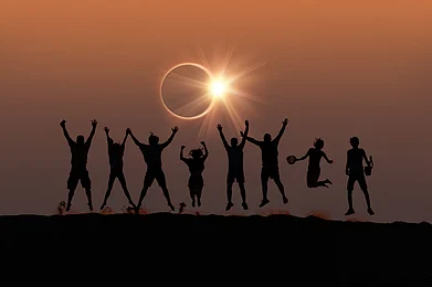 Shutterstock : Friends captured in silhouette during a solar eclipse