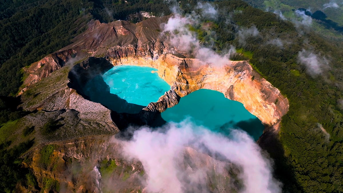 The colour-changing crater lakes 