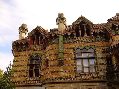 El Capricho, Comillas