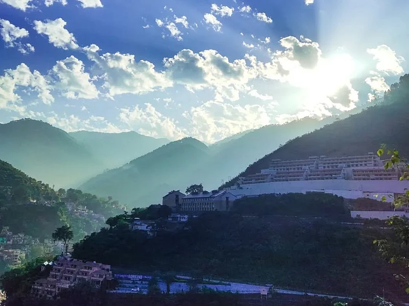 Around Khirsu, you’ll find thick oak and deodar forests, small village paths, and apple orchards