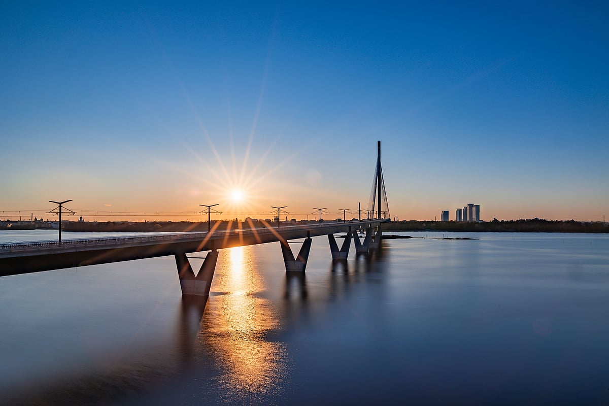 Shutterstock : Kruunuvuorensilta bridge at sunset