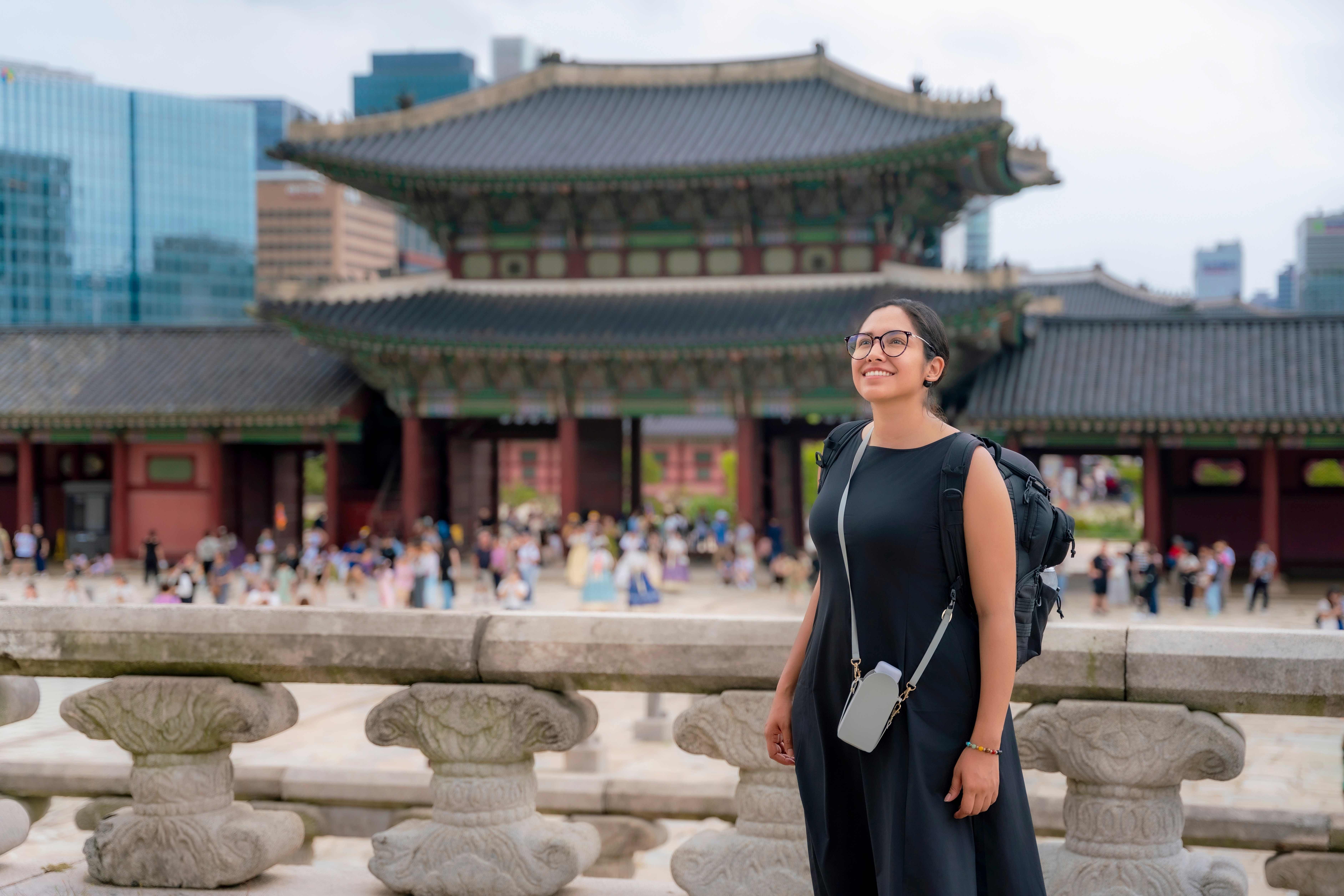 Traveller admiring Gyeongbokgung Palace in Seoul
