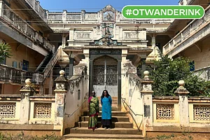 Anju Narayanan : Author in front of Aayiram Jannal Veedu