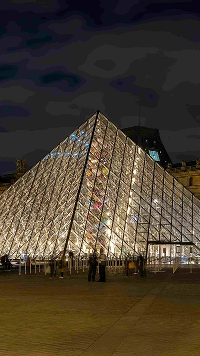 Shutterstock : The Louvre