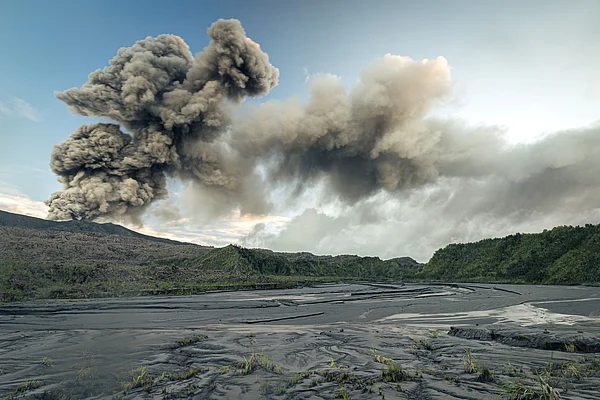 Shutterstock : Volcanic eruption at Mt Dukono, Indonesia