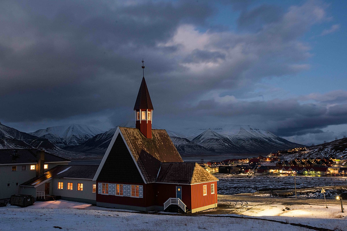 Shutterstock : A church in Longyearbyen