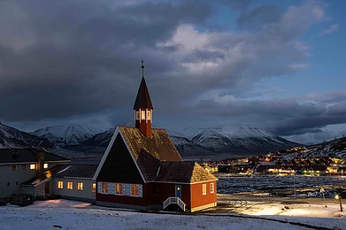 Shutterstock : A church in Longyearbyen