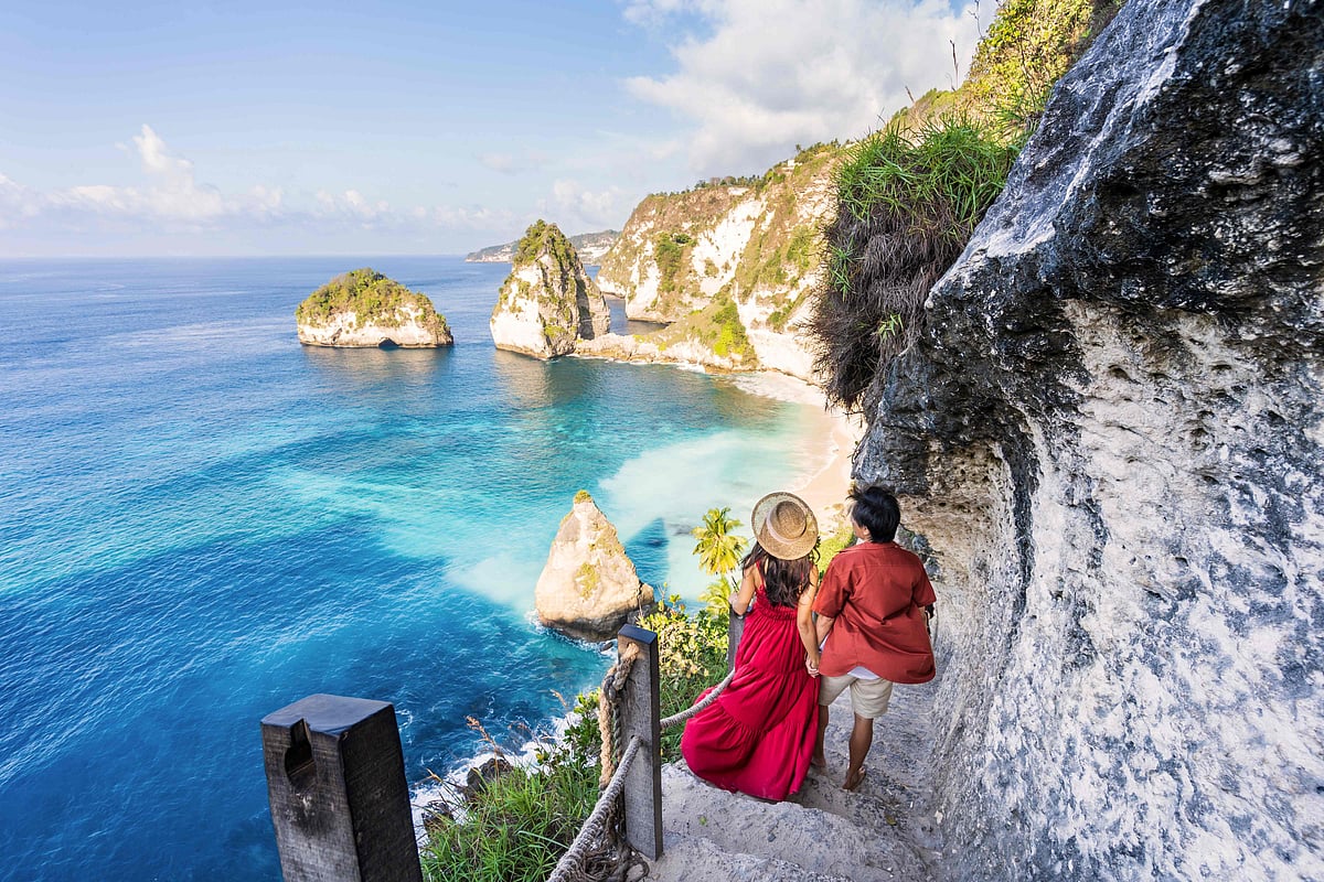 A couple enjoying the dramatic coastline at Diamond Beach in Nusa Penida