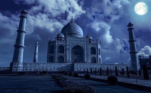 Full-Moon Travel: 7 Stunning Destinations That Transform Under Moonlight