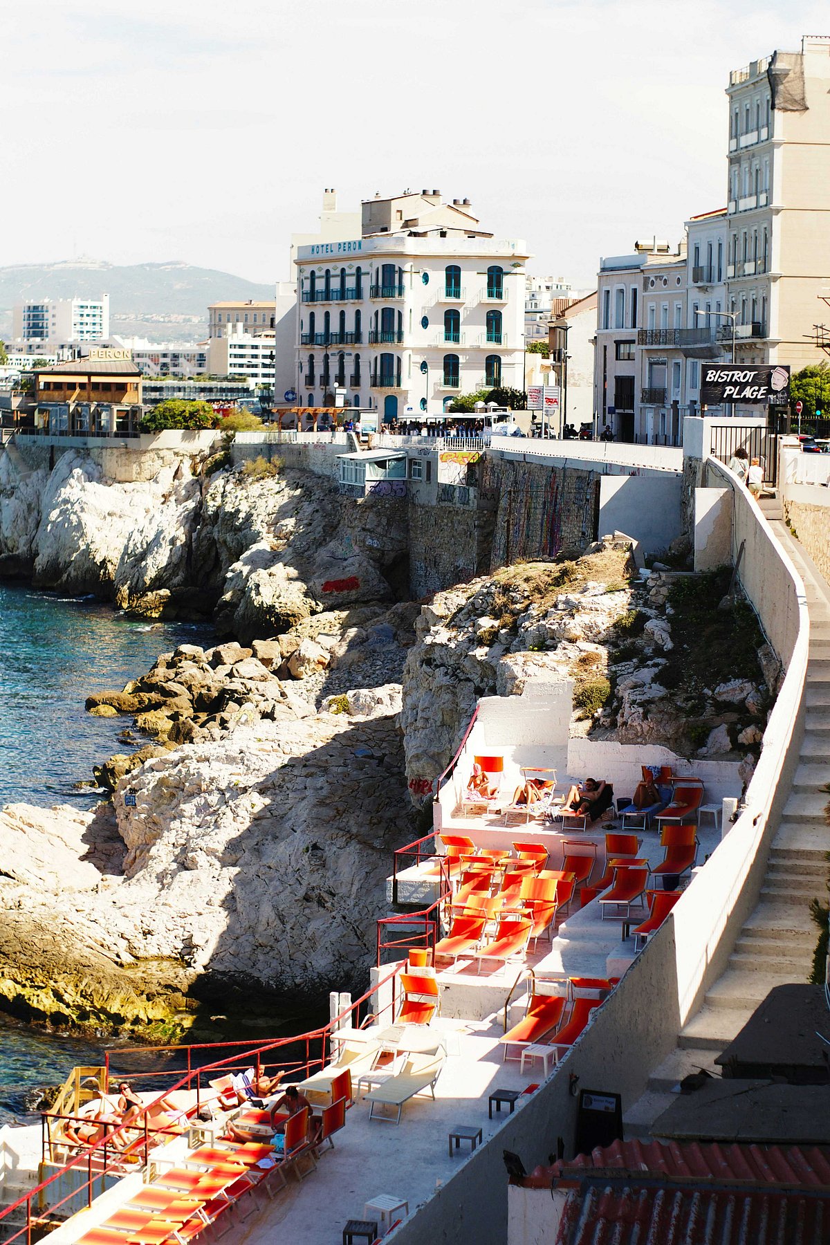 Unsplash : 10 stunning cliffside resorts