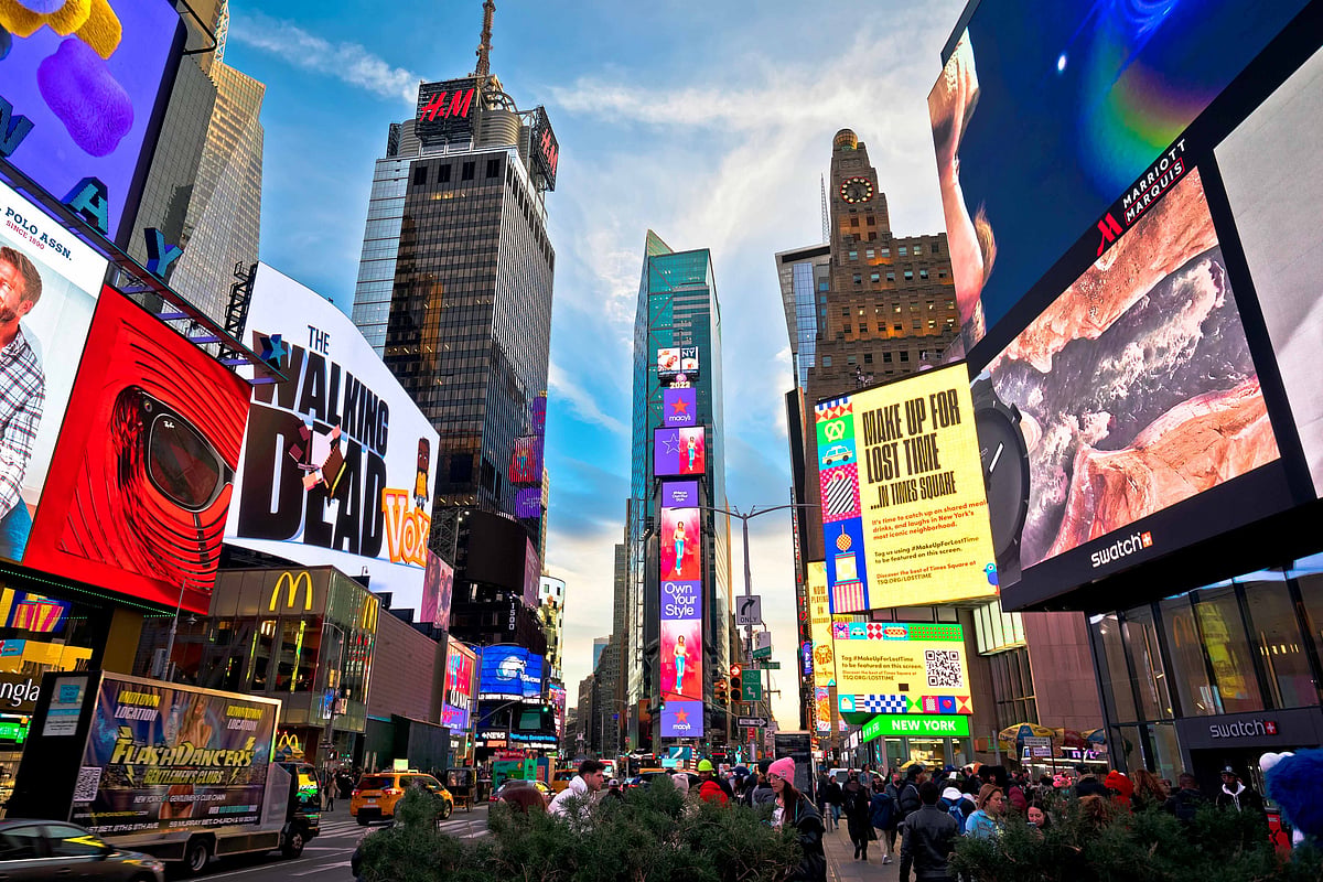 Shutterstock : Times Square lights up the night in New York City