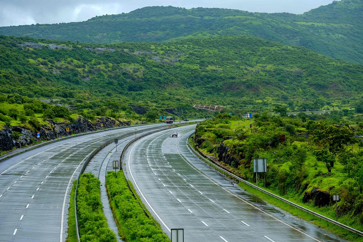 Shutterstock : The Mumbai–Pune Expressway winds through rain-soaked hills during the monsoon