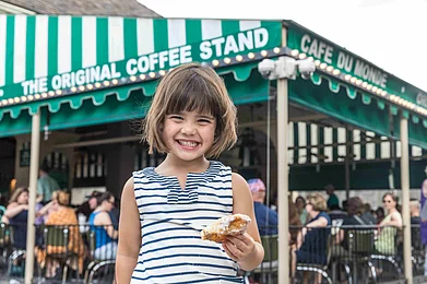 Zack Smith Photography & NewOrleans.com : Family at Cafe du Monde