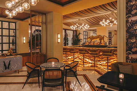 Dahaad, The Palace Bar
