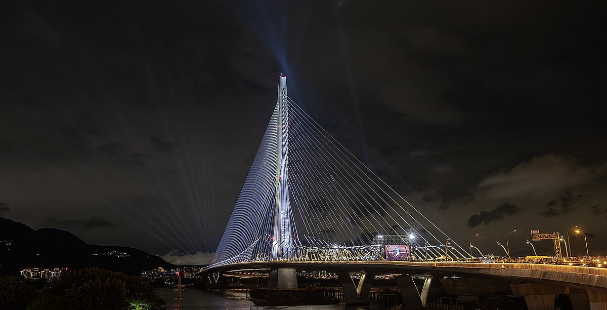 Presidential Office of the Republic of China/Wiki Commons : The Danjiang Bridge connects Tamsui and Bali across the mouth of the Tamsui River 