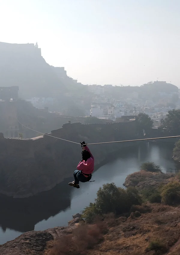 Shutterstock : Ziplining