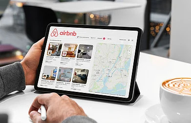 Shutterstock : A traveller browses Airbnb listings while planning a trip