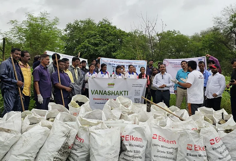 Mangrove cleaup organised by Vanaskahti in Maharashtra