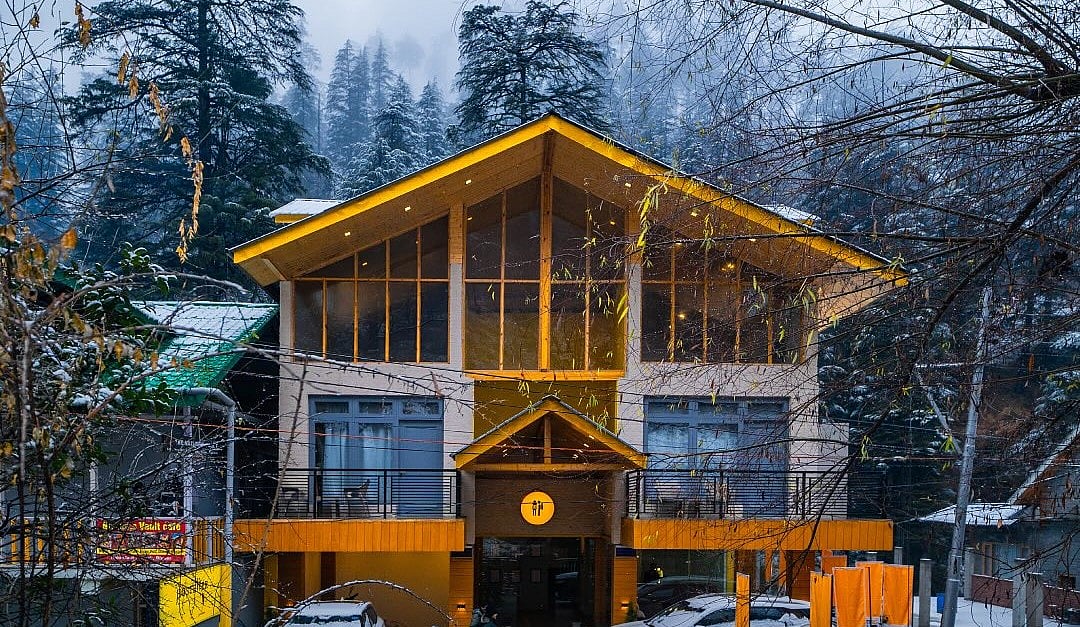 The Hosteller Jibhi is a riverside backpacker stay set in the Banjar Valley