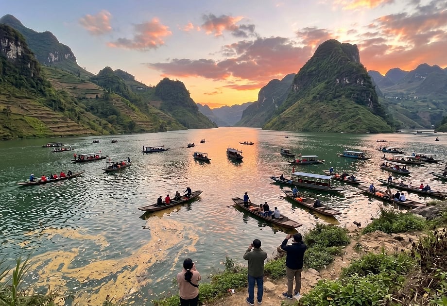 This is an AI-generated image : The problem of overtourism 