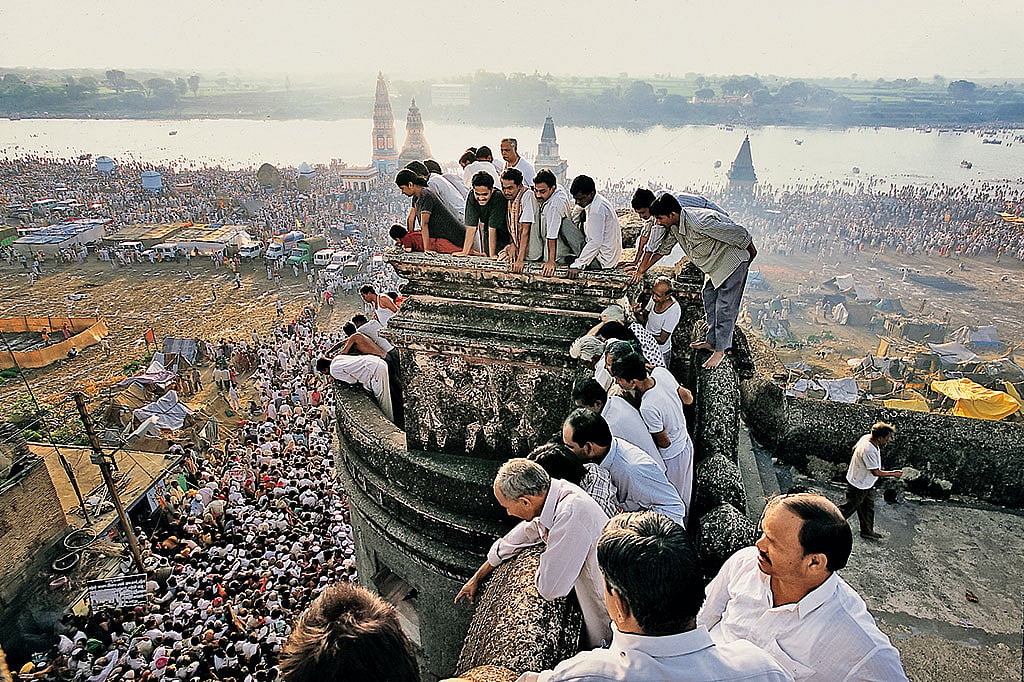 Pandharpur/Maharashtra: 
Pilgrims gather on the banks of the Chandrabhaga, with Pundalika Temple in the background
