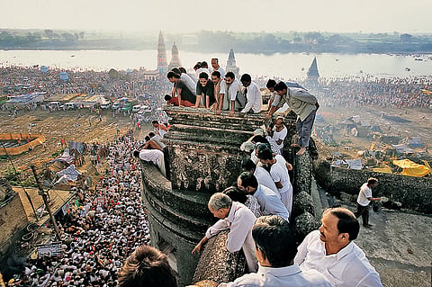 Pandharpur/Maharashtra: 
Pilgrims gather on the banks of the Chandrabhaga, with Pundalika Temple in the background