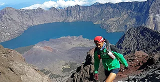 mtrinjaniultra/website : Trail runner on the Mount Rinjani Ultra