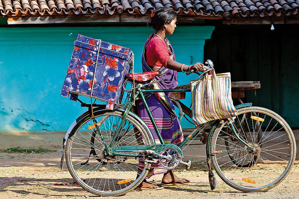 Dumka/Jharkhand: A tribal girl carries belongings for 
her wedding in a colourful 
steel trunk