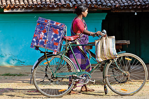 Dumka/Jharkhand: A tribal girl carries belongings for 
her wedding in a colourful 
steel trunk