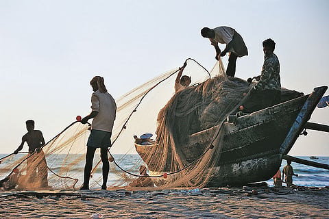 Ratnagiri/Maharashtra:
Fishermen prepare nets from a boat along the coastline near Bhagwati Fort, where the sea fort overlooks Ratnagiri’s working coastal landscape