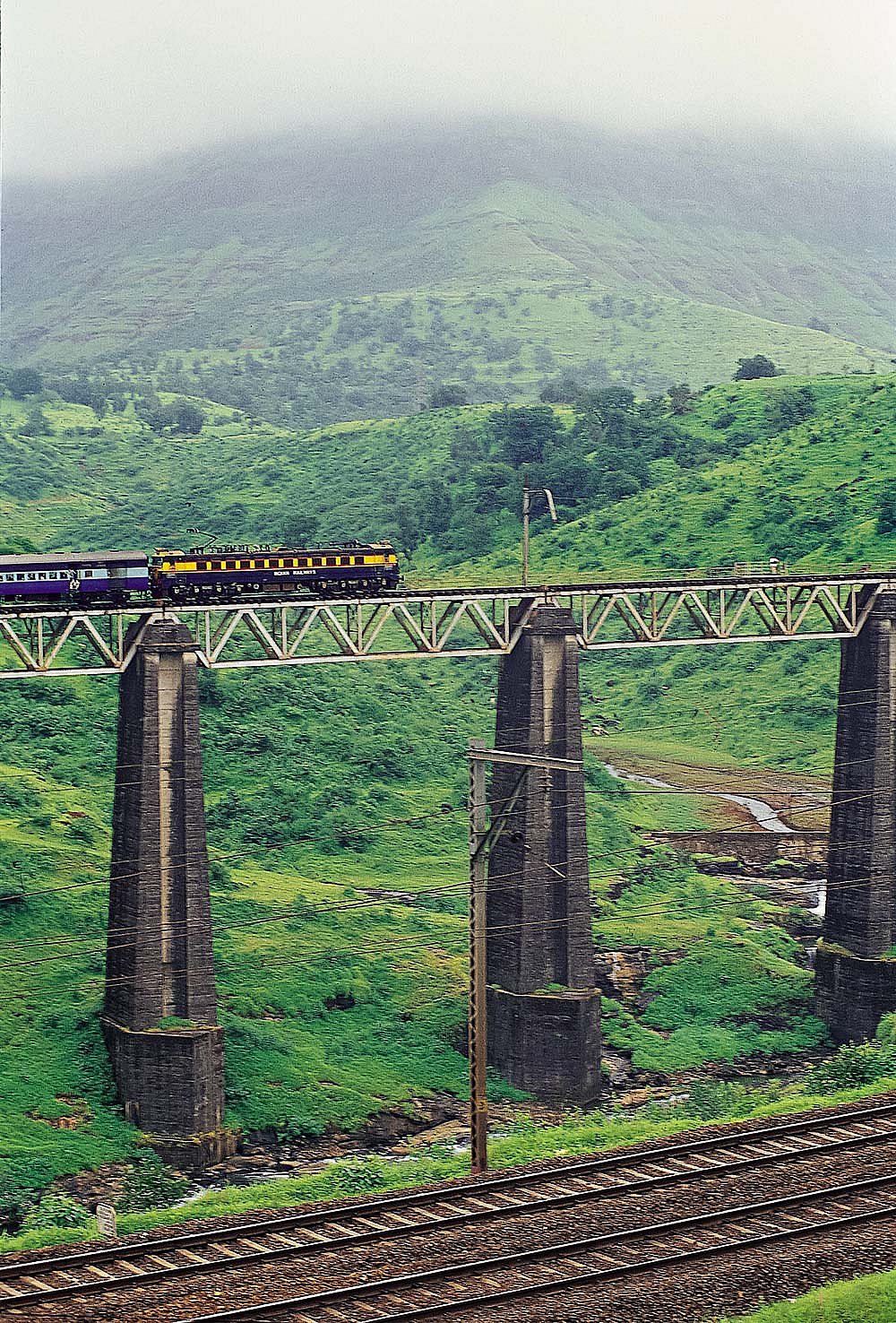 Igatpuri/Maharashtra: An overhead railway bridge crosses the Bhatsa River Valley near Igatpuri, part of the rail corridor that climbs through the Western Ghats between Mumbai and Nashik