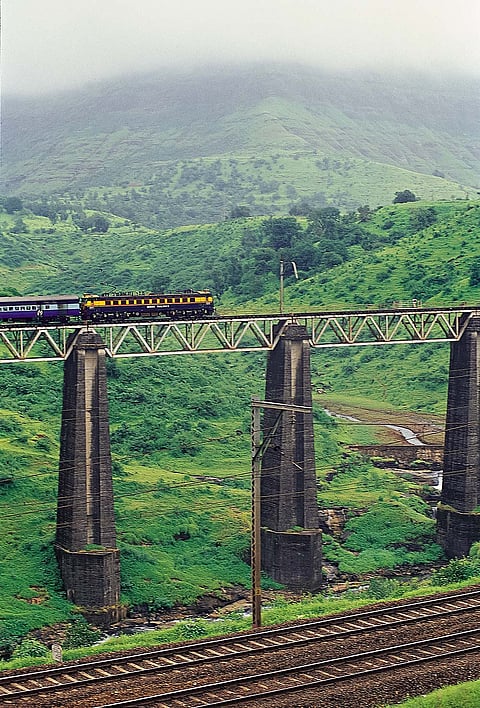 Igatpuri/Maharashtra: An overhead railway bridge crosses the Bhatsa River Valley near Igatpuri, part of the rail corridor that climbs through the Western Ghats between Mumbai and Nashik