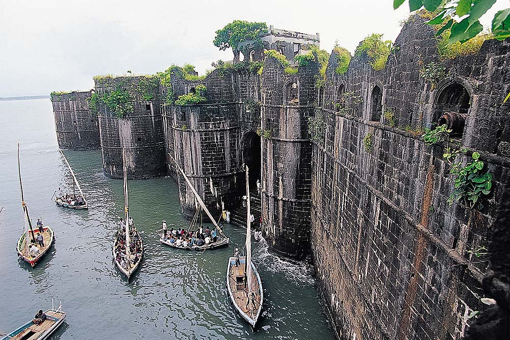 Murud/Maharashtra: Visitors approach Murud Janjira Fort by boat, entering the island sea fort that once served as a key coastal stronghold on Maharashtra’s Konkan coast