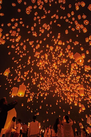 Shutterstock : Yi Peng Lantern Festival, Thailand