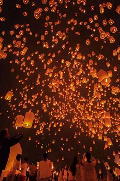 Shutterstock : Yi Peng Lantern Festival, Thailand