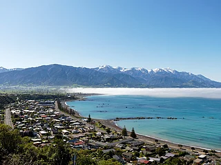 Clilly4/Wiki Commons : Kaikōura seen from Kaikōura Peninsula