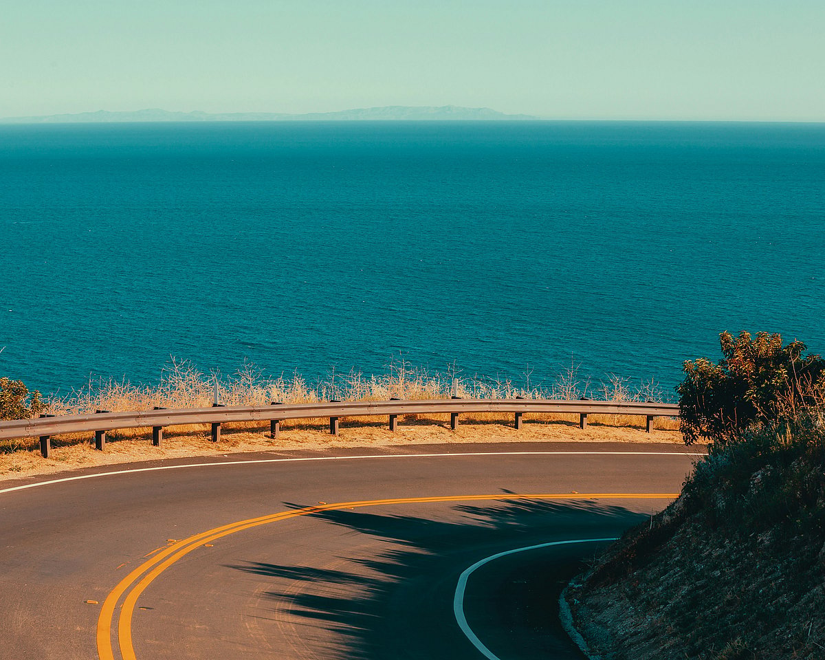 Unsplash : America’s most memorable experiences often begin with a turn off the main highway