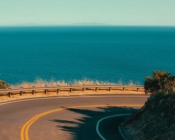 Unsplash : America’s most memorable experiences often begin with a turn off the main highway