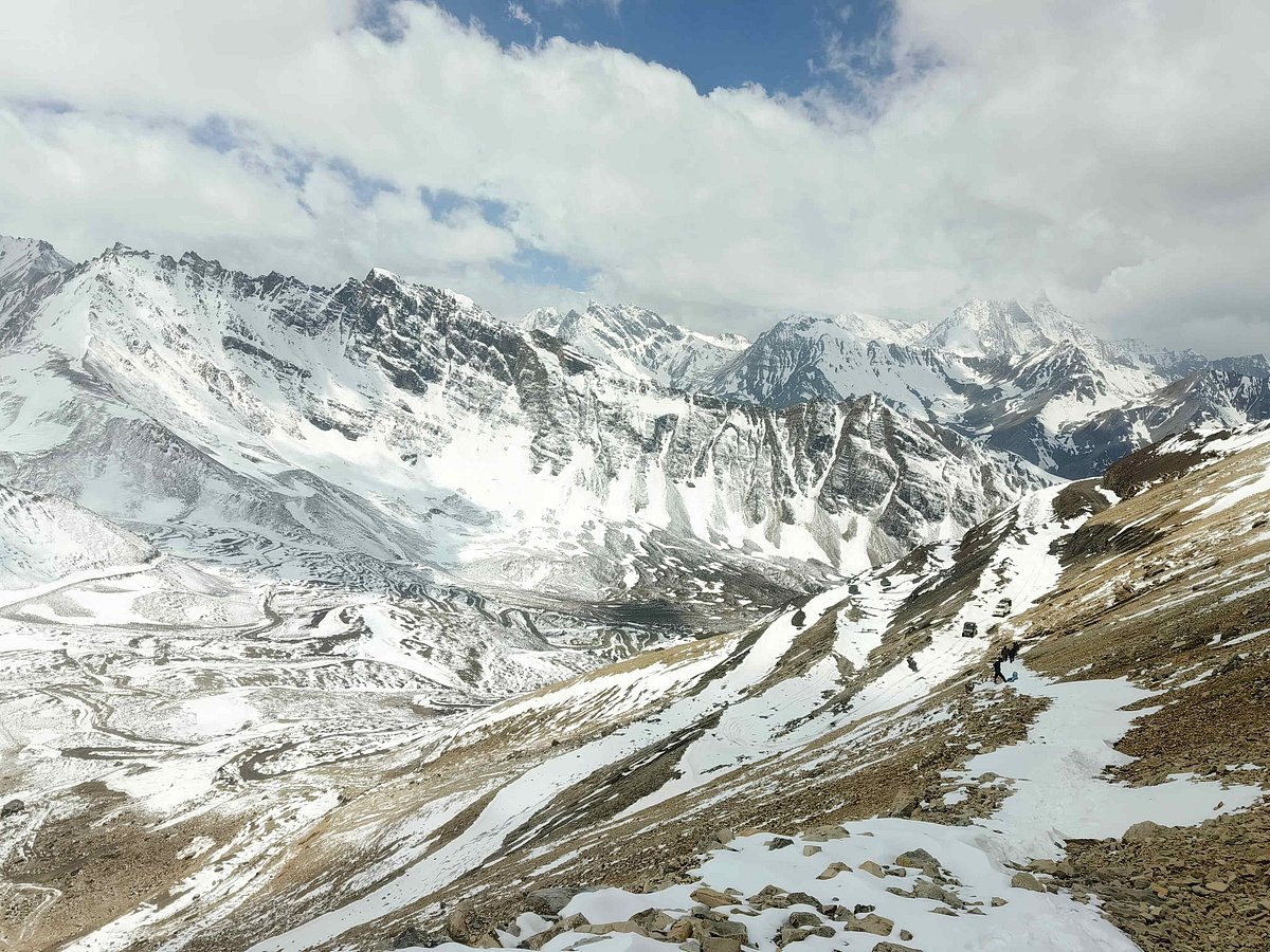 Shutterstock : The snow-covered trail to Lipulekh Pass in Uttarakhand