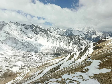 Shutterstock : The snow-covered trail to Lipulekh Pass in Uttarakhand