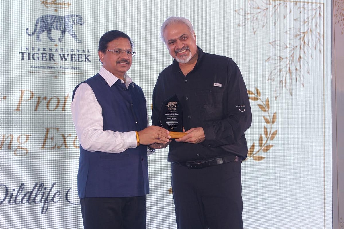 Wildlife SOS Co-founder and CEO Kartik Satyanarayan (right) being felicitated by Justice Dharmesh Sharma, Former Judge, Delhi High Court