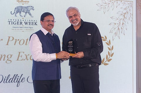 Wildlife SOS Co-founder and CEO Kartik Satyanarayan (right) being felicitated by Justice Dharmesh Sharma, Former Judge, Delhi High Court