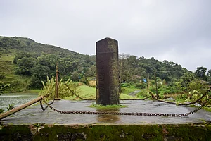 Wikimedia Commons : The Ridge Stone at Bisle Ghat