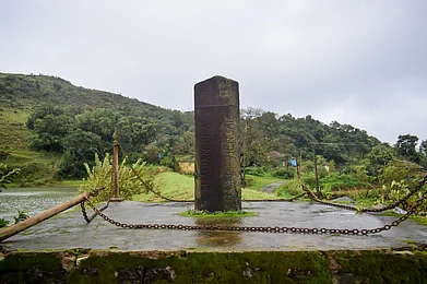 Wikimedia Commons : The Ridge Stone at Bisle Ghat
